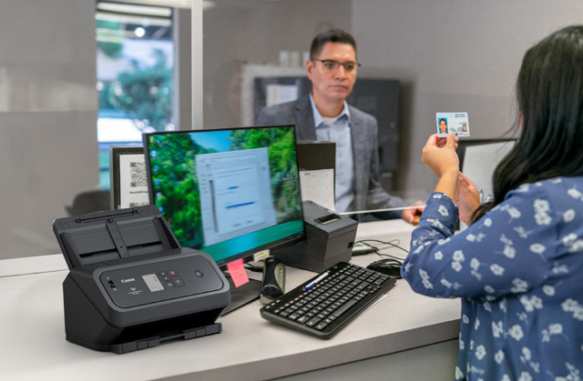 Canon, yeni kompakt DR-C350 ve DR-C340 tarayıcılarını tanıttı: Kimlik kartlarını kılıfsız tarama özelliği